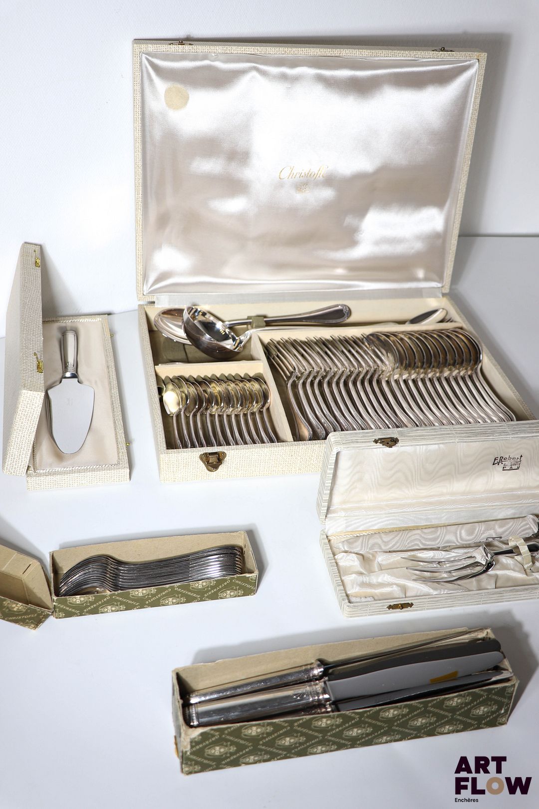 CHRISTOFLE Modèle Malmaison Ménagère en métal argenté comprenant 12 couverts (12 fourchettes et 12 cuillères) 12 couteaux 12 fourchettes à huîtres 12 petites cuillères 1 couvert à entremet Une fourchette et un couteau de service une pince à sucre une louche une cuillère à ragoût une pelle à tarte
