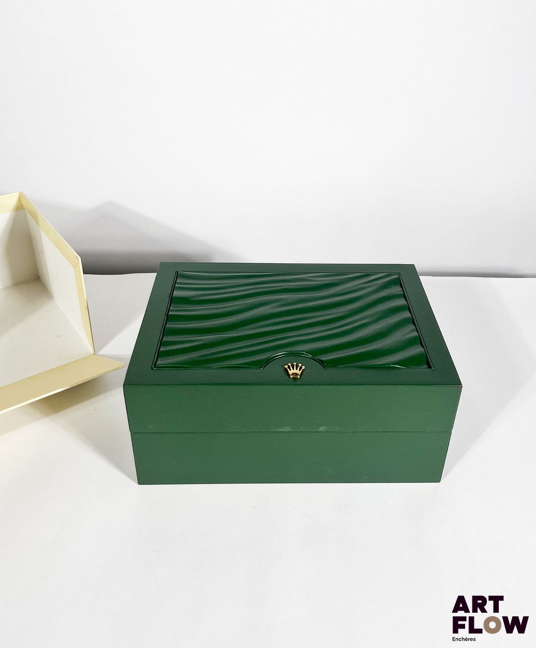 ROLEX Boîte et sur boîte, numérotée 31.00.64 8 x 18 x 13 cm En l'état (importantes traces et usures surla sur boîte notamment)