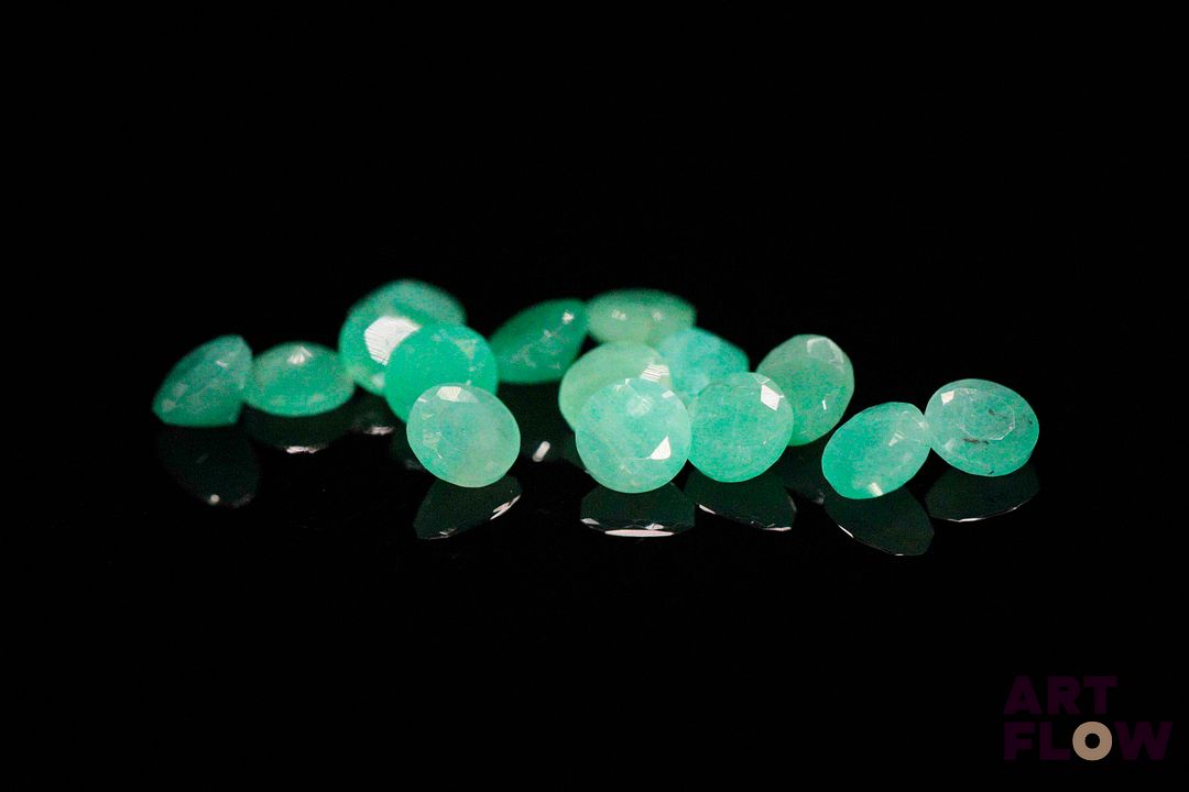 Quinze émeraudes rondes. Probablement Brésil, non chauffée. 4.30 cts. Diam. moy.: 4.1mm