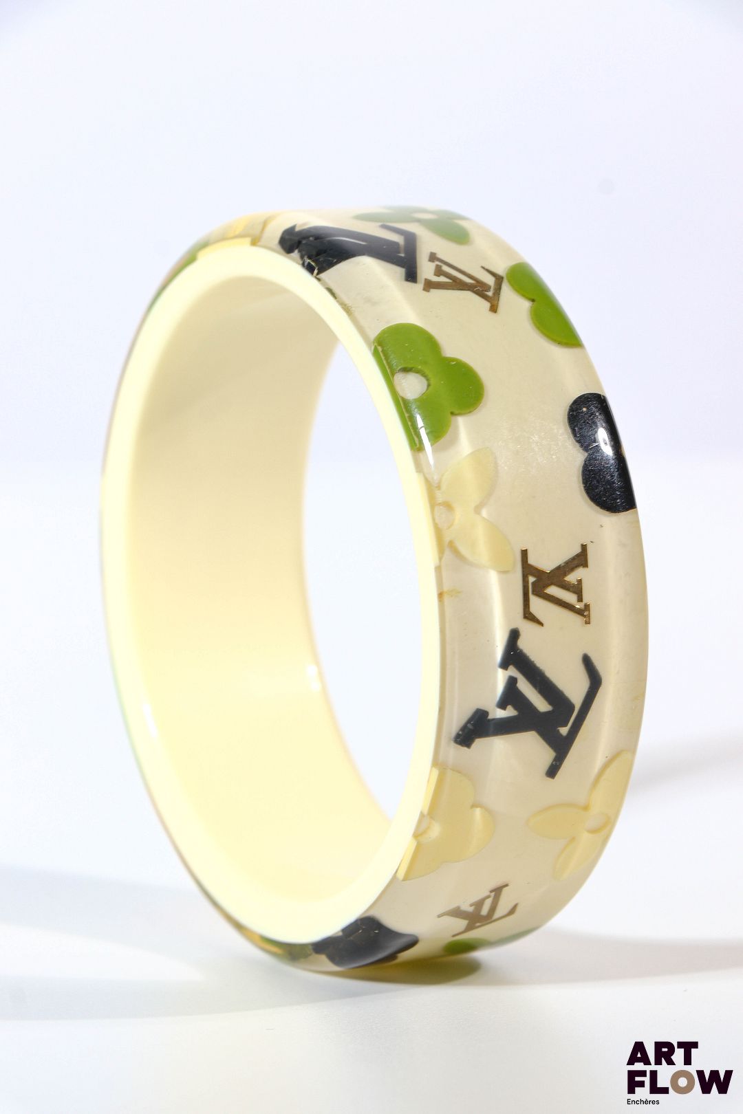LOUIS VUITTON Bracelet "inclusion" en résine à fond crème et motifs multicolores. Diamètre : 6,5 cm Légères rayures d'usage