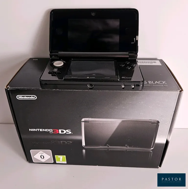 NINTENDO - 3DS. Console 3DS en boite complète avec chargeur. Couleur Cosmos Black. Excellent état proche du neuf. PAL. On y joint une coque de protection en métal et une housse.