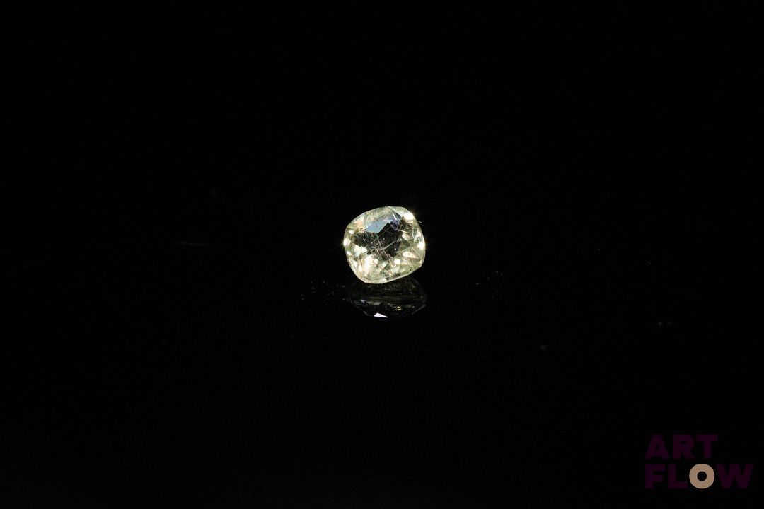 Diaspore coussin. Color change. 0.37 ct. 4.0mm x 4.0mm