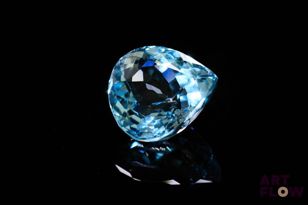 Topaze bleue poire. 11.65 cts. 14.0mm x 13.0mm