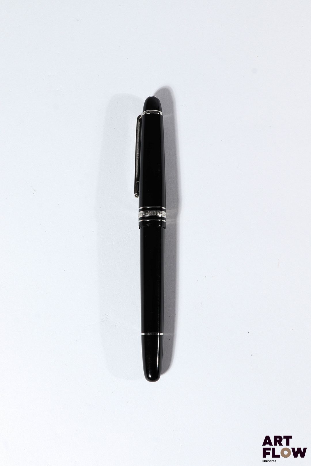 MONTBLANC Modèle Meisterstuck 4810 Stylo plume, la plume en or 14K (585°/°°), le corps en résine. L. 14 cm Poids brut sans bouchon : 11,19 g Éclat sur le capuchon (manque)