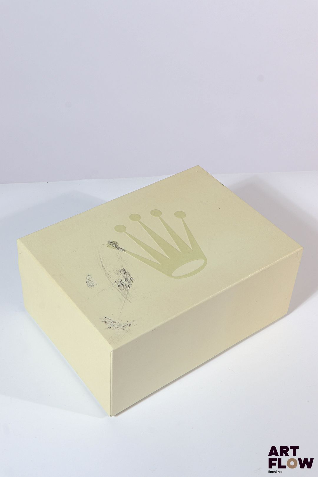 ROLEX Boîte et sur boîte, numérotée 31.00.04 18 x 13 x 7,5 cm Accidents, tâches
