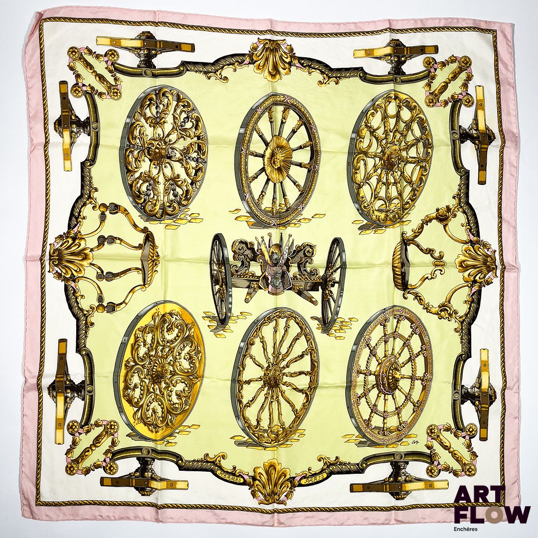 HERMÈS Modèle "Les Roues" Carré en twill de soie dans les tons vert et rose pastel, dessiné par Cathy LATHAM 90 x 90 cm Bon état général malgré quelques légers défauts (petites tâches)