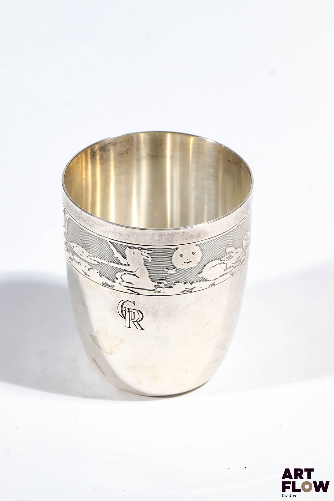 ERCUIS Une timbale en métal argenté à décor d'une frise aux lapins H. 7,5 cm Chiffré