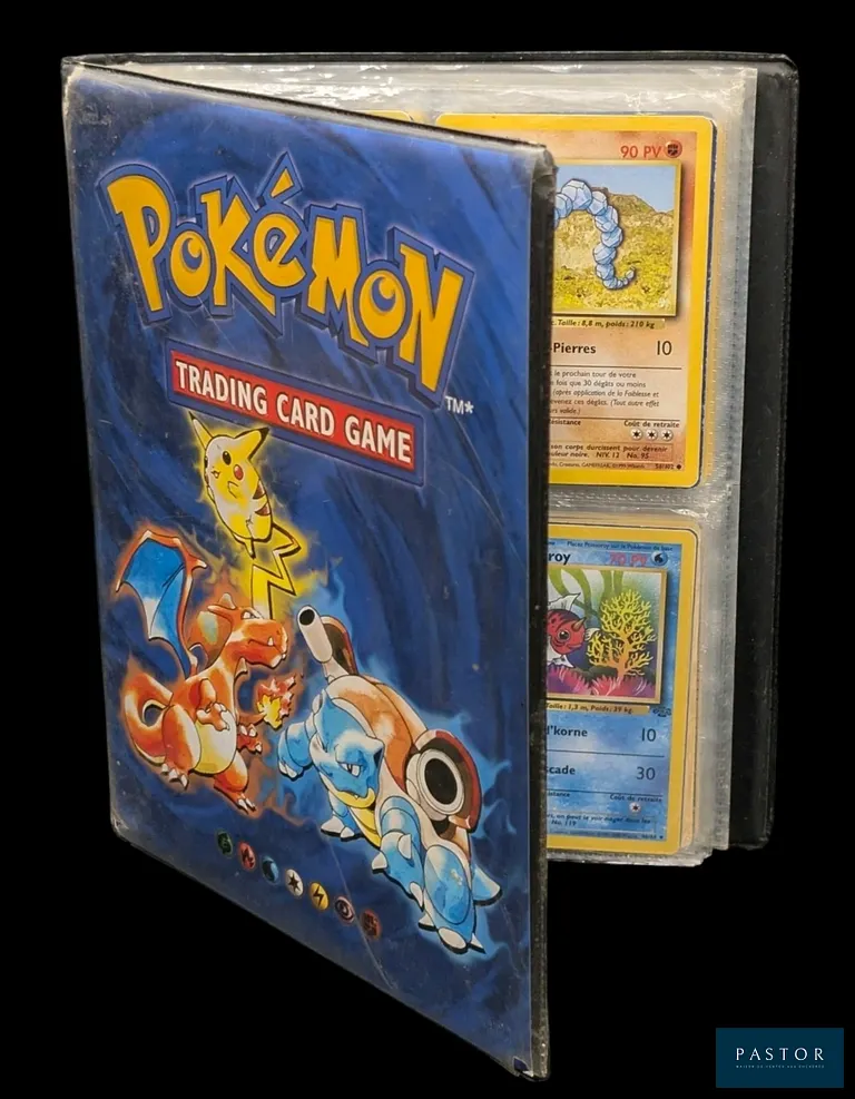 Classeur Pokémon Wizards vintage.
Contient  29 cartes de séries du Set de Base, Jungle et Fossile en 1ere édition.
Cartes en état global Très Bon, en français.