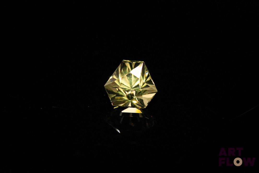 Quartz «Lemon» trillion à pans coupés. Probablement Brésil, VVS. 1.98 ct. 7.5mm x 7.5mm