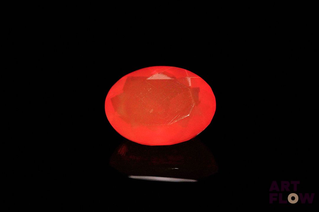 Opale de feu ovale. Très belle couleur. 2.87 cts. 12.8mm x 9.5mm