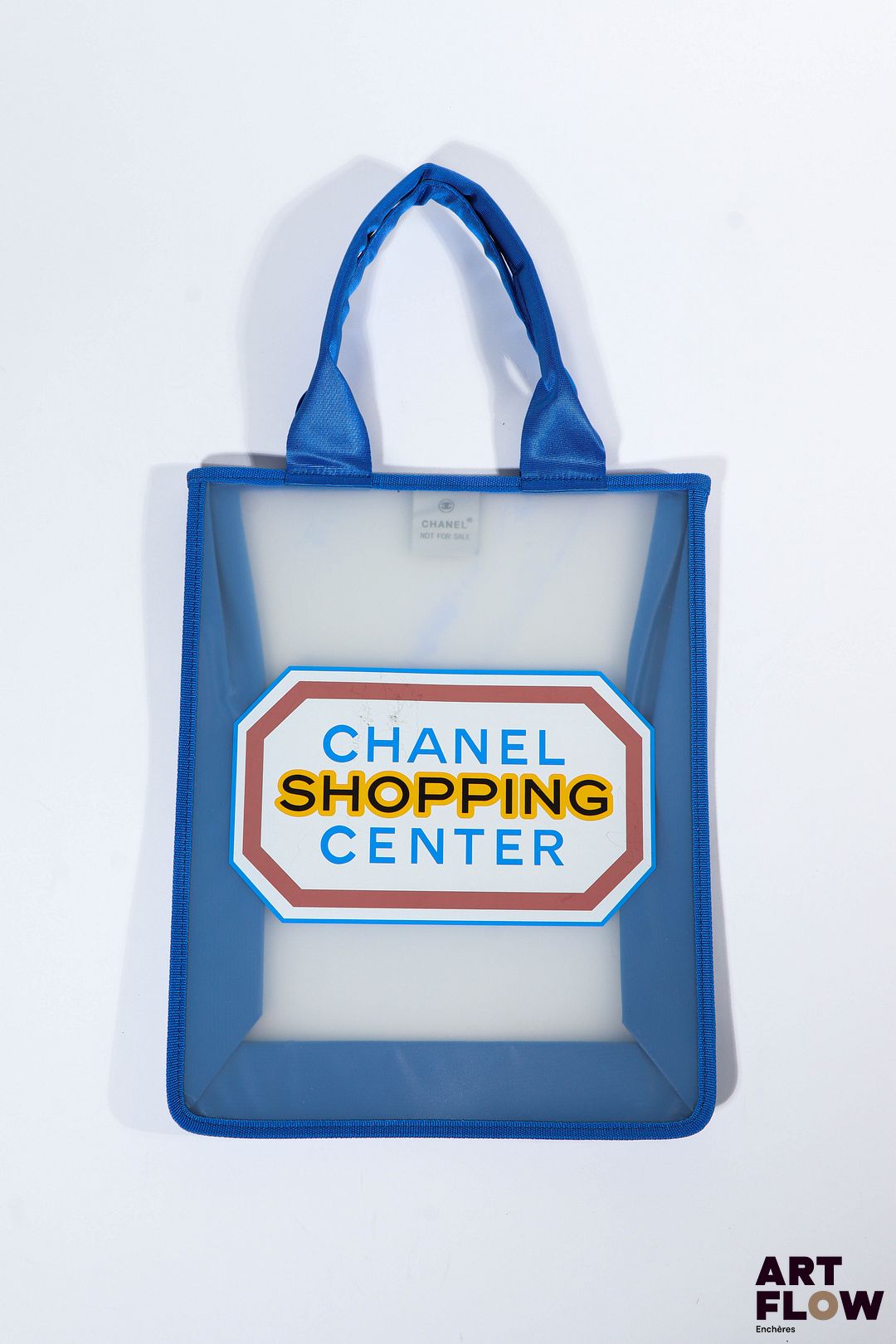 CHANEL Collection hiver 2014-2015 Sac cabas « Chanel Shopping center » en plastique translucide et nylon bleu. Cadeau offert aux VIP et à la presse. Dim. : H. 38 x 30 cm Petites marques sur l’inscription