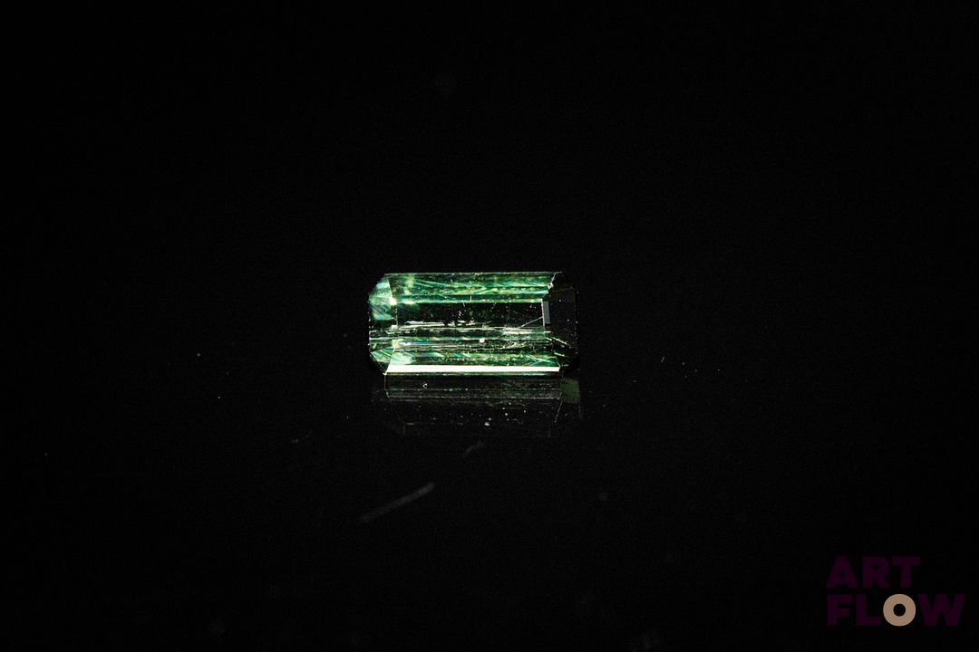 Tourmaline verte baguette. Non chauffée. 1.37 ct. 8.0mm x 3.0mm