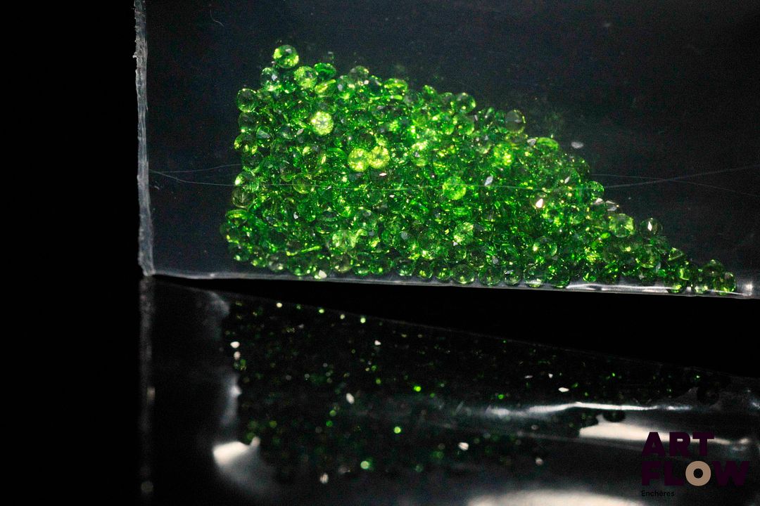 Trois cent dix diopsides chromées rondes. Non chauffée. 3.12 cts. Diam. moy.: 1.2mm