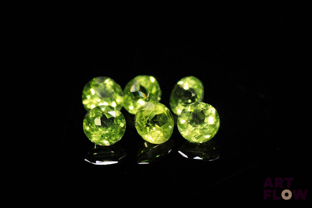 Six péridots ronds. 5.89 cts. Diam. moy.: 6.0mm