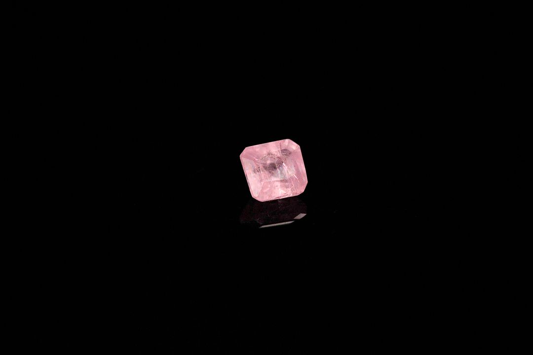 Saphir rose rectangulaire à pans coupés. Jolie couleur, inclusions. 0.54 ct. 4.3mm x 4.2mm