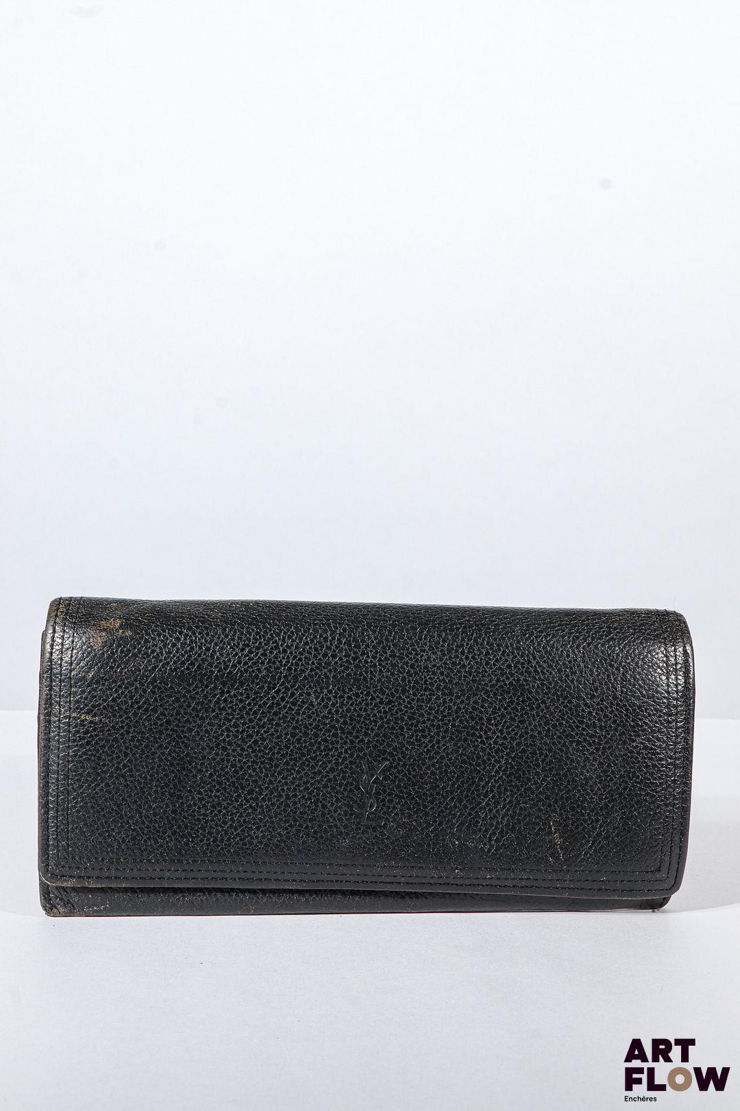 YVES SAINT LAURENT Porte feuille en cuir noir. Dimensions : 9 x 19 cm
