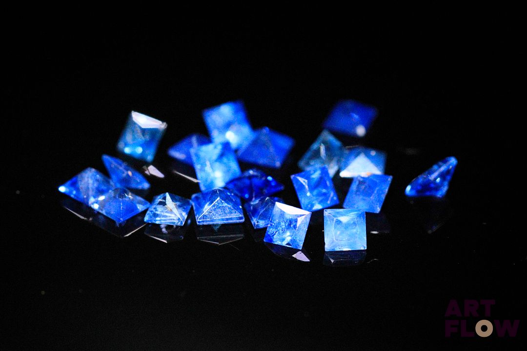 Vingt saphirs carrés. 3.17 cts. Dims. moy.: 2.9mm x 6.0mm