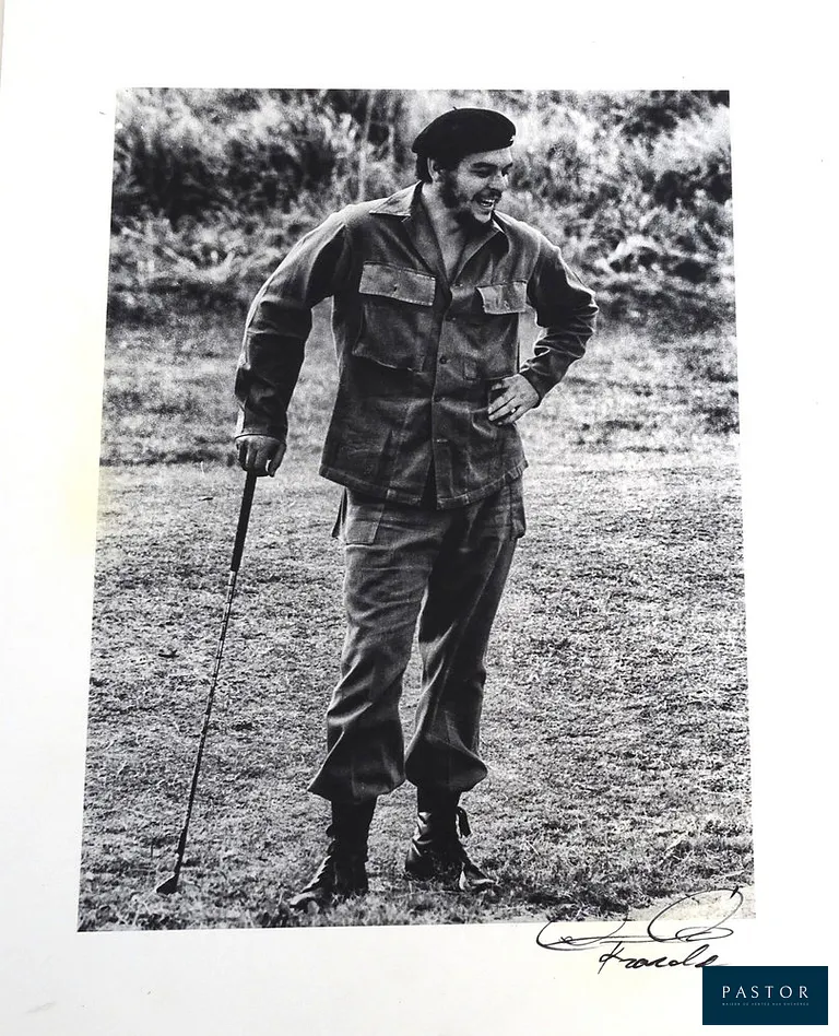 Alberto Korda (1928-2001) 
 Guerrillero Heroico Che Guevara 

tirage argentique ultérieur Certificat d'authenticité de Dante Korda, Signé et numéroté /100 Bon état, légères marques de pliure non marquées aux coins Tampons secs du photographe au recto et au verso. 34 x 28 cm


Expédition obligatoire, jusqu'à 5 Lithographies dans votre colis pour 14,76€ TTC en France Métropolitaine, et 29,64€ TTC pour l'Europe