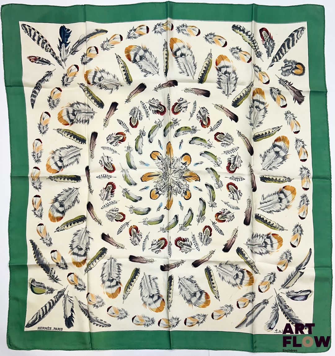 HERMÈS Modèle "Plumes II" d'après un dessin de Henri DE LINARES Carré en twill de soie à bordure verte 90 x 90 cm Bon état général malgré quelques tâches, traces, et fils tirés
