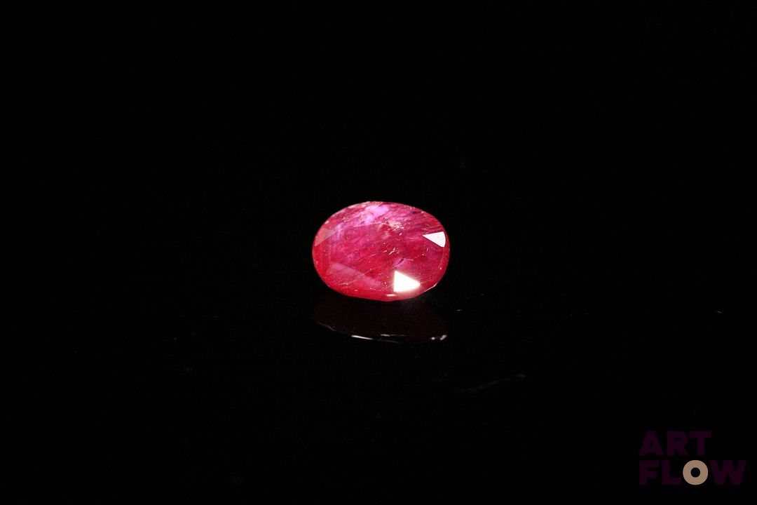 Rubis ovale. Inclusions. 1.32 ct. 7.4mm x 5.9mm