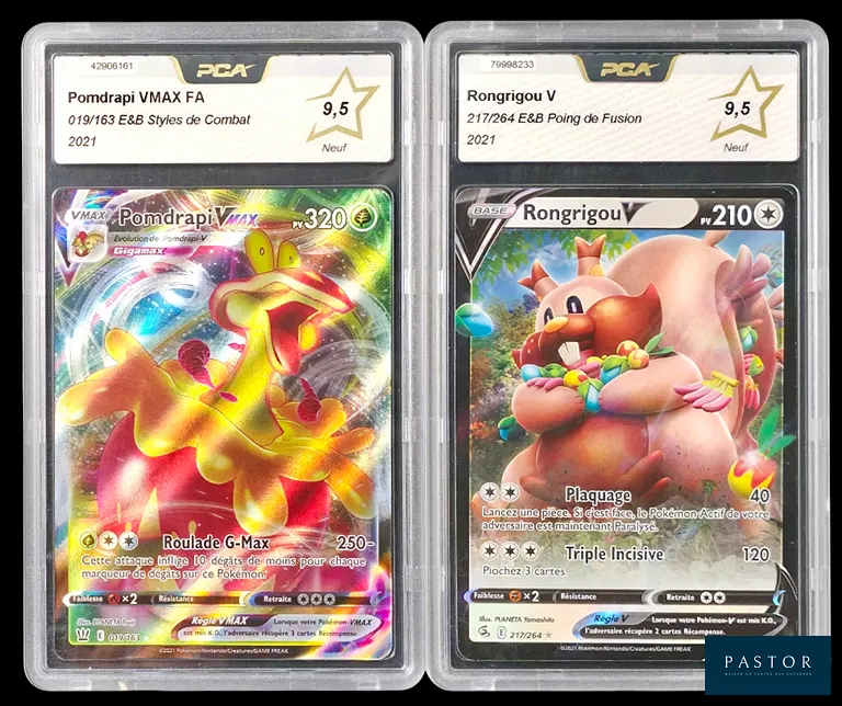 Réunion de 2 cartes Pokémon gradées - PCA 9,5 : 
- Pomdrapi VMax 019/163 - Full Art 
- Rongrigou 217/264 - V 
Séries diverses du bloc Épée&Bouclier : Style de Combat (EB05) et Poing de Fusion (EB08).
Cartes en état Neuf (PCA 9,5), en français.