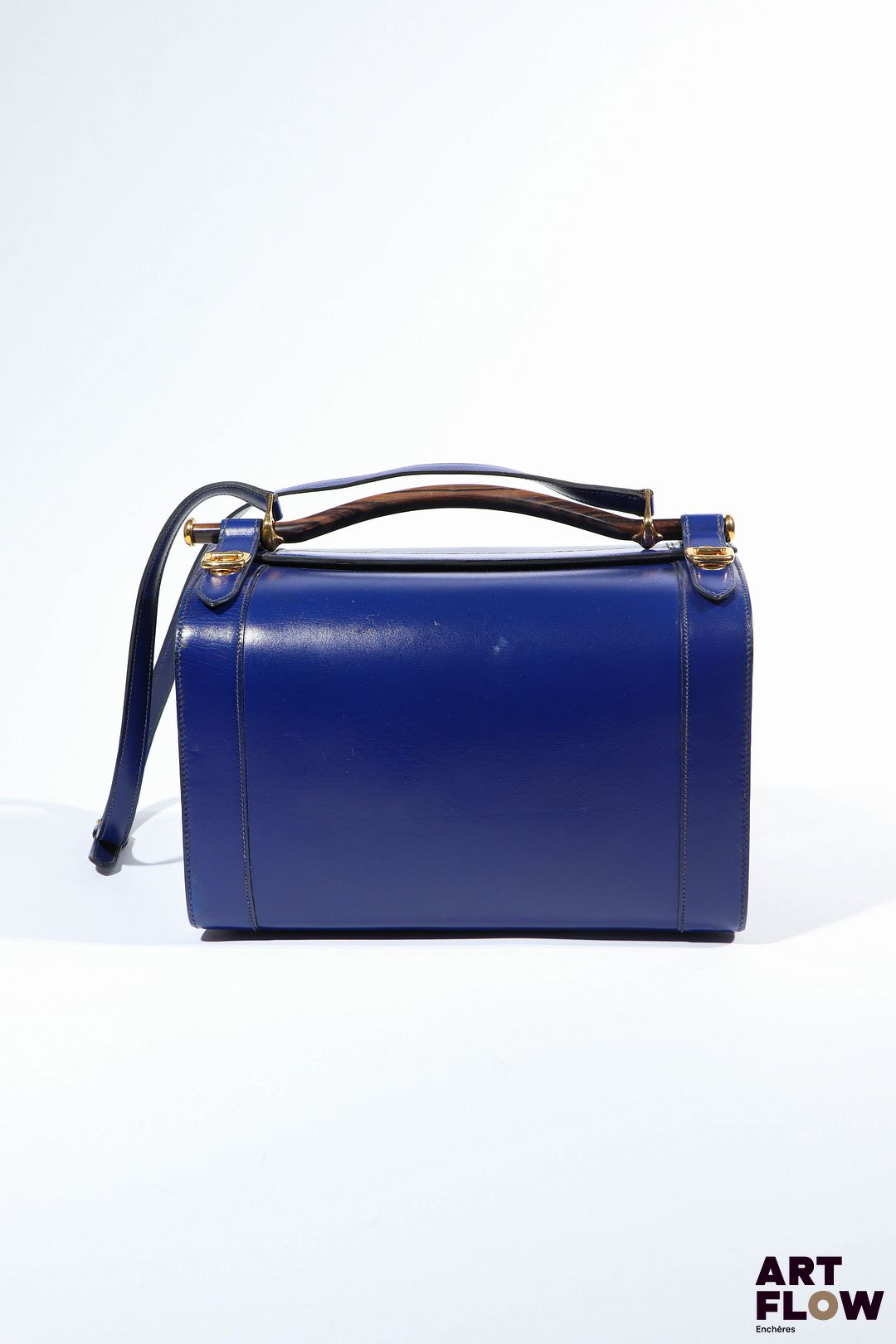 HERMÈS Paris Modèle Cosmos Vanity en cuir box saphir, bijouterie en métal doré. Années 1990 Dim. : H. 21 x L. 28 x P. 20 cm. Cuir sain et brillant, quelques petites marques d’usage.