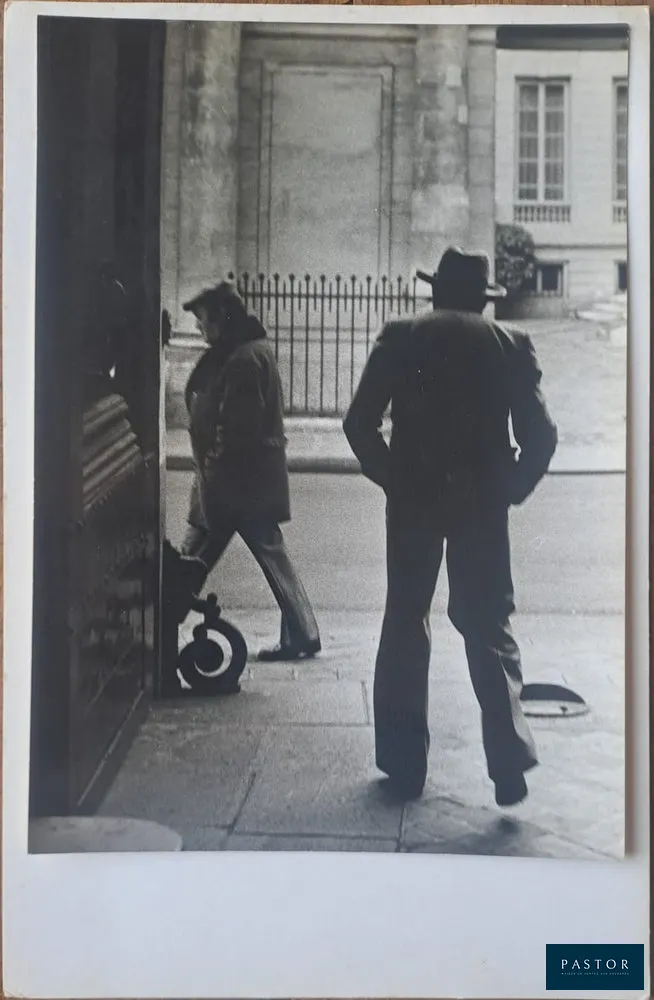 Daniel Wallard (1913-1983)
Louis Aragon, rue de Varennes 1980

Tirage argentique, 1er tirage
Cachet du photographe au dos de la photo

Dimensions : 17.5 x 12.5 cm

Bon état


Expédition obligatoire, jusqu'à 5 Lithographies dans votre colis pour 14,76€ TTC en France Métropolitaine, et 29,64€ TTC pour l'Europe