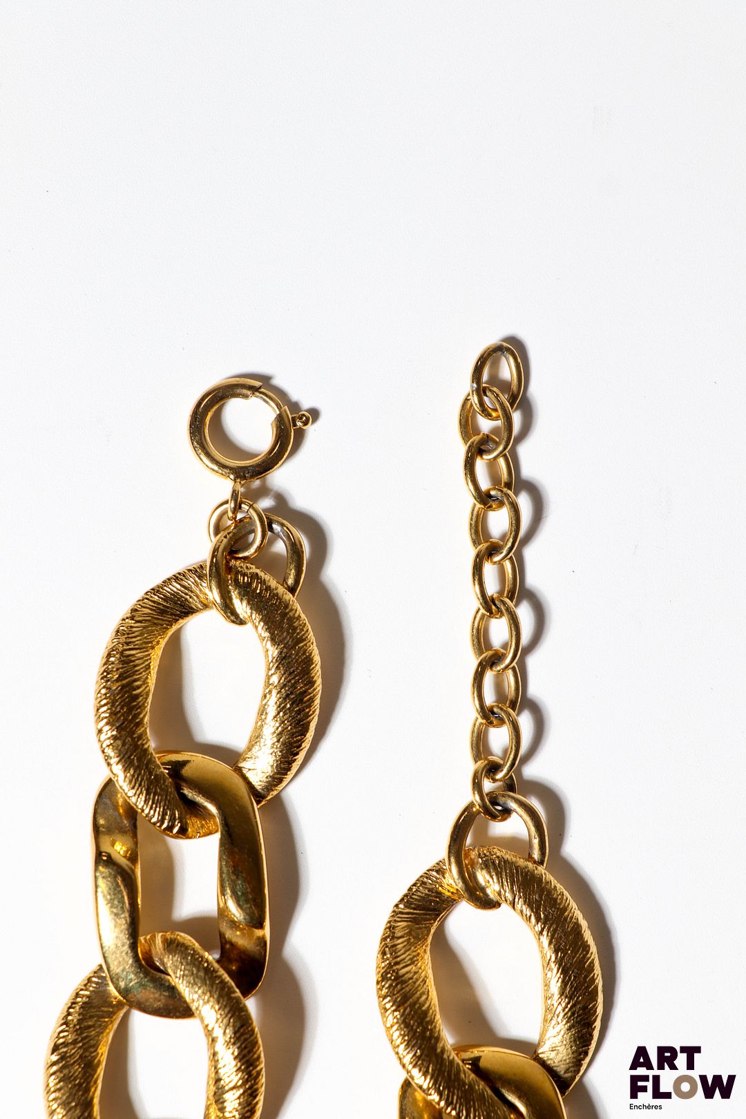 Goossens, prototype pour YVES SAINT LAURENT ? Collier à mailles alternées en métal doré, certaines lisses et d'autres à décor légèrement guilloché, à l'imitation de fils d'or. Non siglé. L. 48 cm env. Petites usures et légère dédorure. Provenance : collection de la famille d'un ami et collaborateur de Robert Goossens.