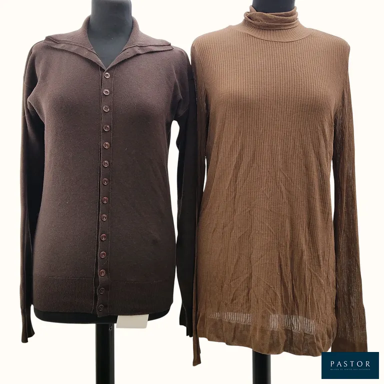 LEMAIRE. Lot composé d'un cardigan en laine chocolat, fermeture par boutonnage, col légèrement montant, T.M, et d'un top côtelé manches longues en soie et viscose marron, T.M. NEUFS avec étiquettes - TVA Récupérable