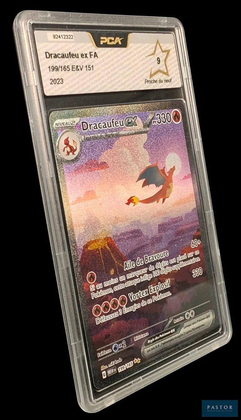 Carte Pokémon gradée Dracaufeu ex 199/165 – Alternative – PCA 9.
Série du bloc Écarlate&Violet : 151.
Carte en état Proche du neuf (PCA 9), en français.