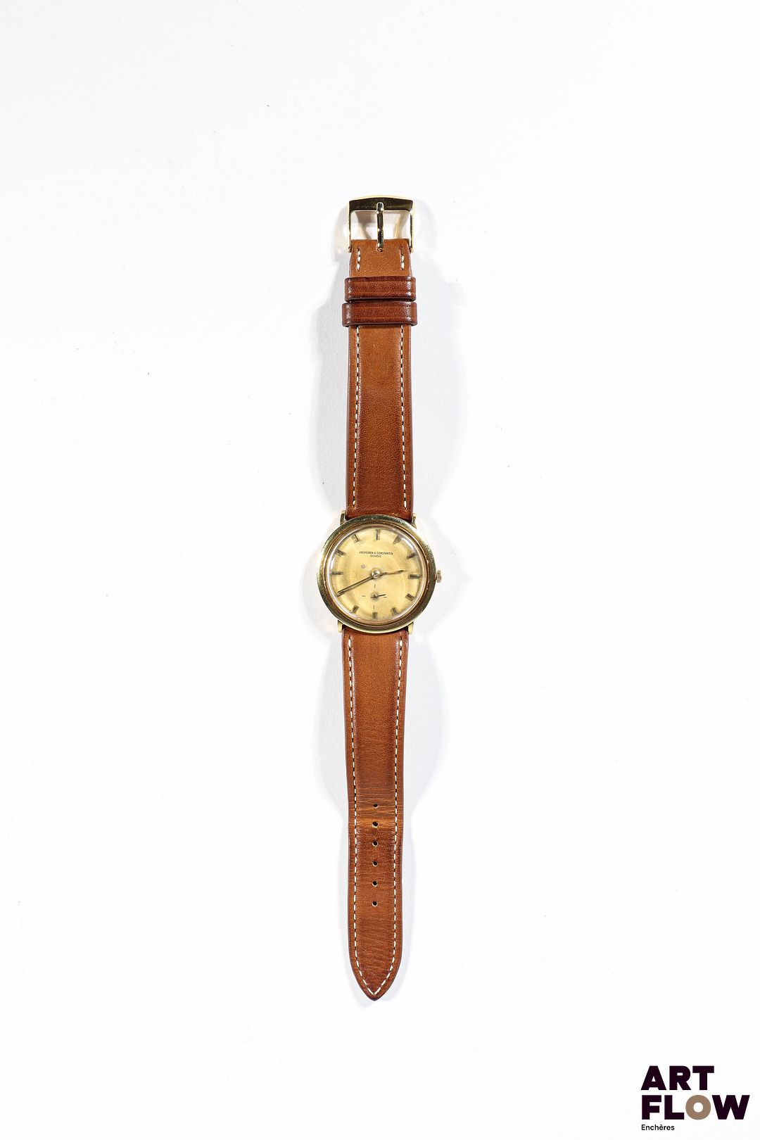 VACHERON CONSTANTIN Montre bracelet homme en or jaune 750/°°, à mouvement mécanique à remontage manuel, le boîtier rond à cadran à fond doré, index bâton, indication des secondes à 6h, lunette de type disco volante, le bracelet en cuir brun. Années cira 1950 Diamètre 33mm Longueur du bracelet : 19 cm env. Référence 6802 Poids brut : 30,97 gr Fondée en 1755 à Genève, Vacheron Constantin est la plus ancienne manufacture horlogère toujours en activité, symbole d’excellence et de tradition. Elle incarne depuis plus de deux siècles le sommet de la haute horlogerie suisse. Bon état général (accident sur le cadran) Fournie avec l'écrin de révision Fonctionnelle au moment de la rédaction du catalogue, mécanisme non garanti.
