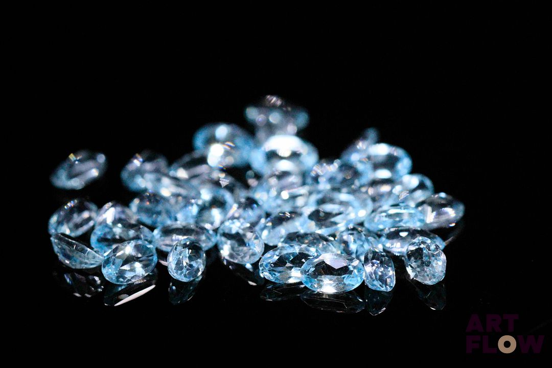 Quarante topazes ovales. 11.35 cts. Dims. moy.: 5.0mm x 3.0mm