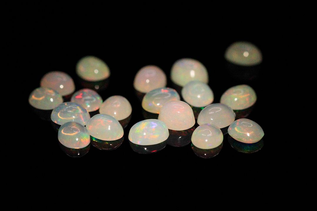 Vingt opales rondes. 4.33 cts. Diam. moy.: 5.0mm