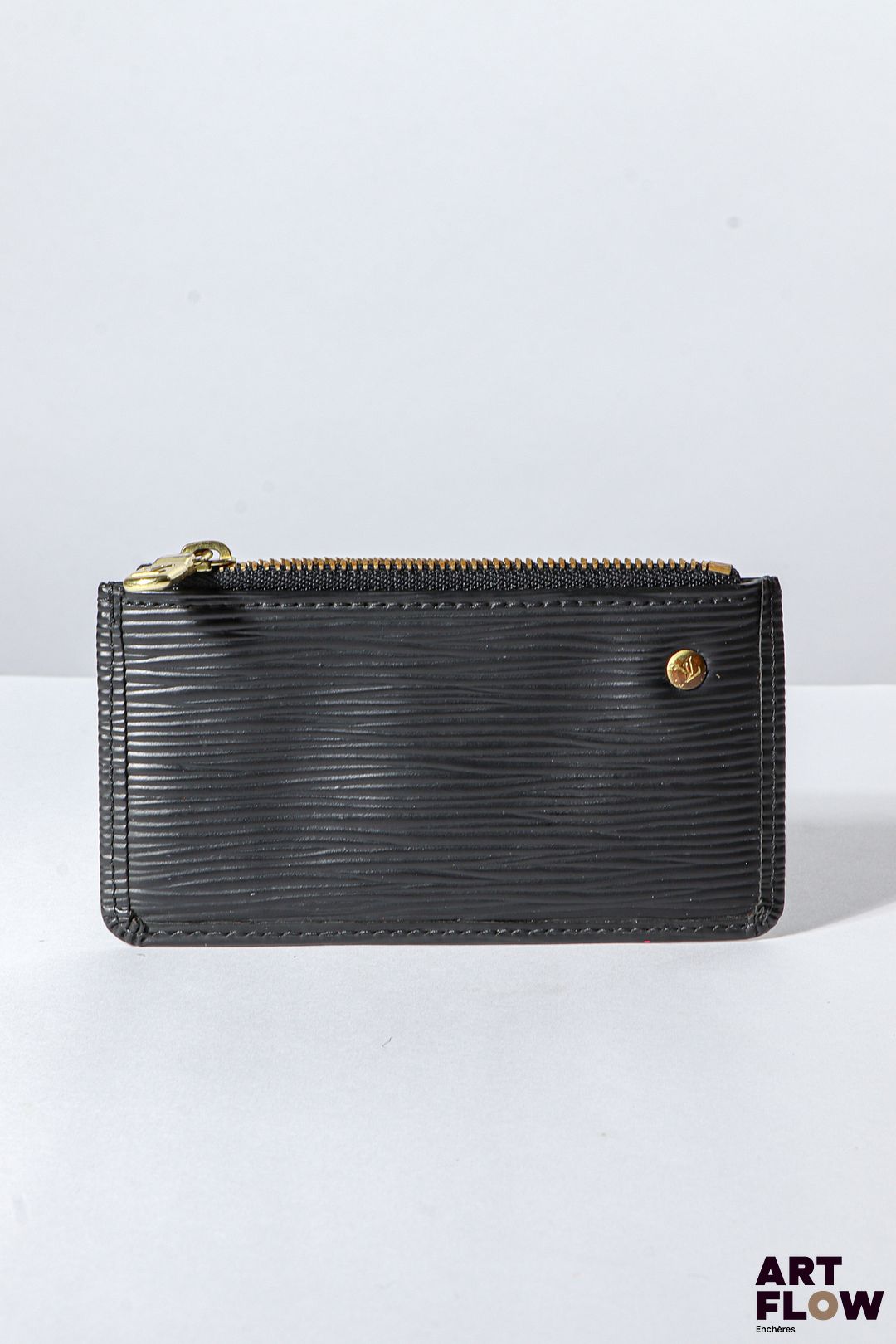 LOUIS VUITTON Porte monnaie en cuir épi noir, bijouterie en métal doré, fermeture éclair, garniture en cuir saffiano noir. Dimensions : 6,5 x 12 cm Bon état général (quelques marques d'usage)