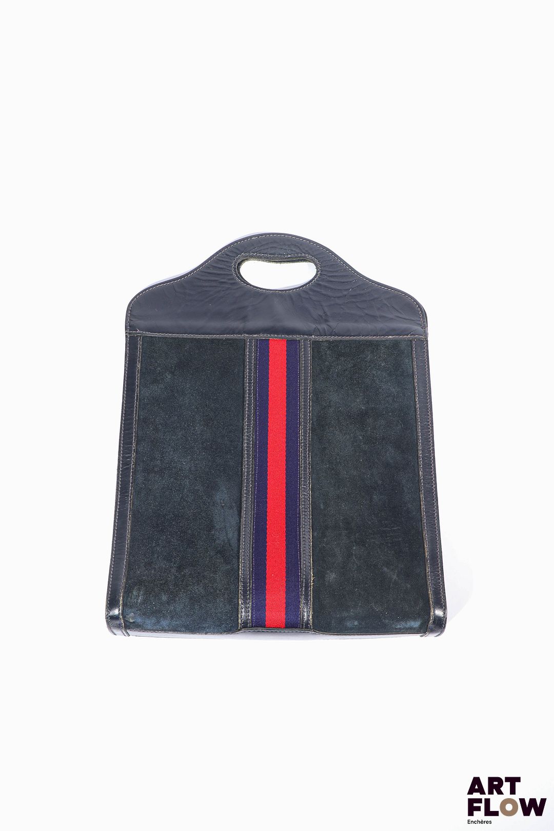GUCCI Sac cabas en cuir et daim, bande Web en tissu bleu, et rouge. Signé à l’intérieur Dim. H. 46 cm x L. 34 cm x P. 8 cm environ Usures d’usage