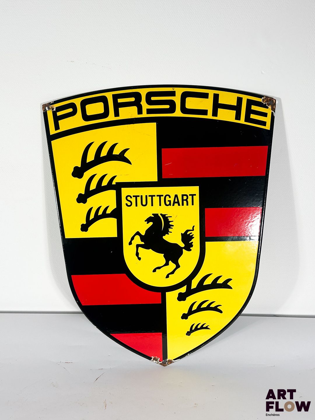 Plaque émaillée blason Porsche Dimensions : 45 x 34 cm Petits éclats et traces de rouille Reproduction moderne