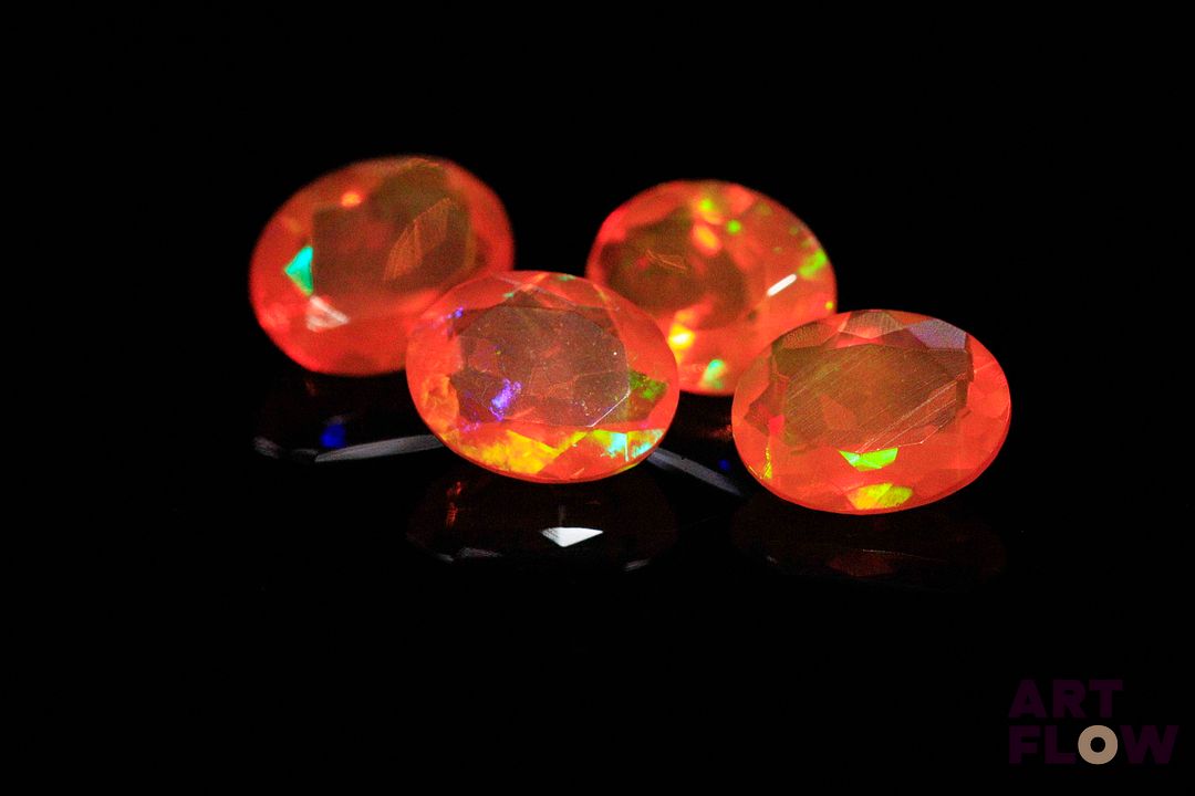 Quatre opales de feu ovales. 4.89 cts. Dims. moy.: 9.0mm x 7.0mm