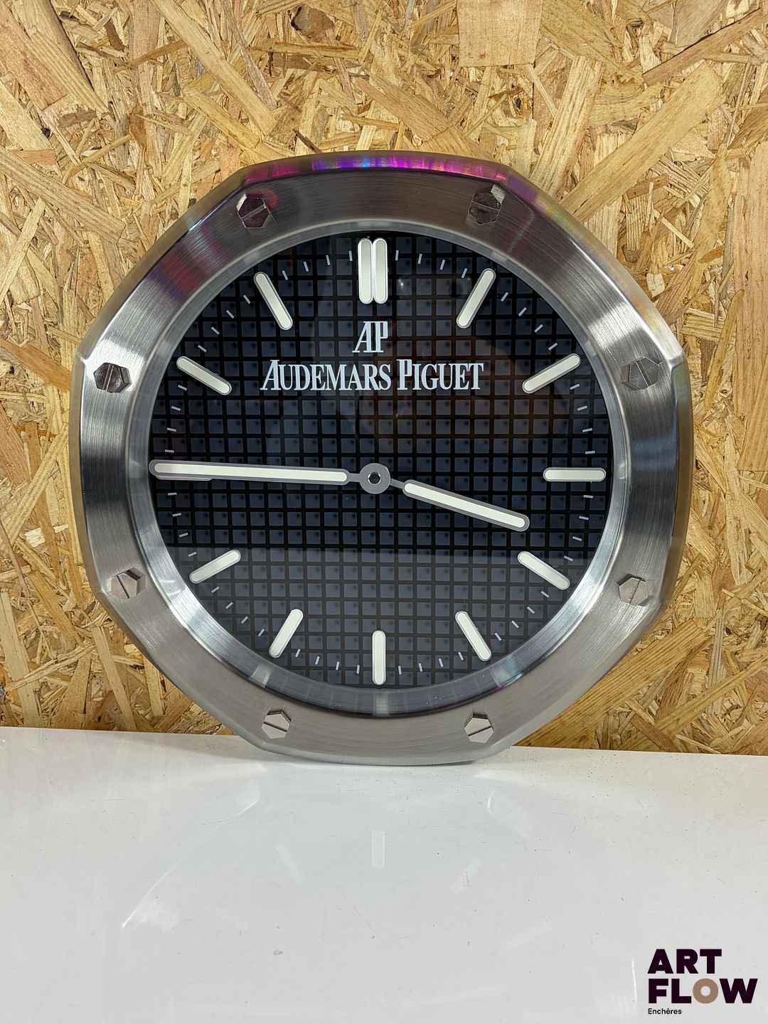 Horloge concessionnaire Audemars Piguet. Fonctionnelle - Etat général excellent Diamètre : 33 cm