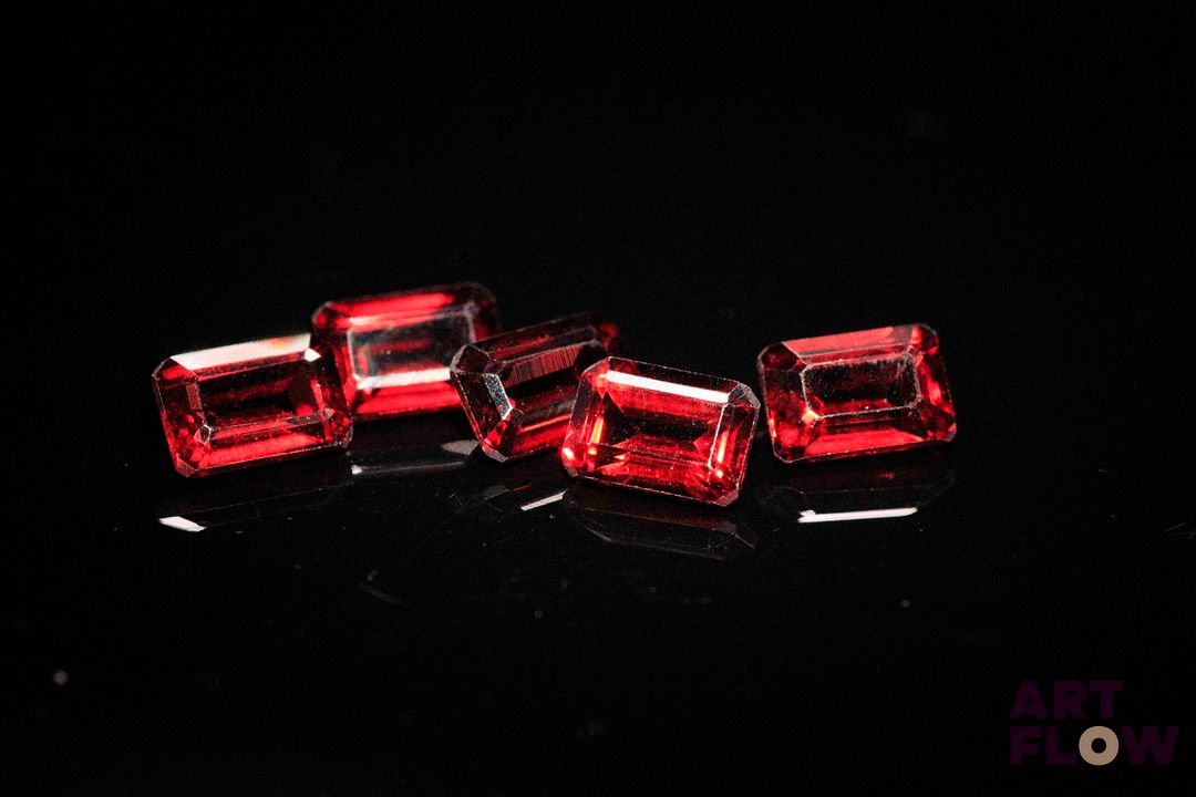 Cinq grenats rectangulaires à pans coupés. 4.22 cts. Dims. moy.: 6.0mm x 4.0mm