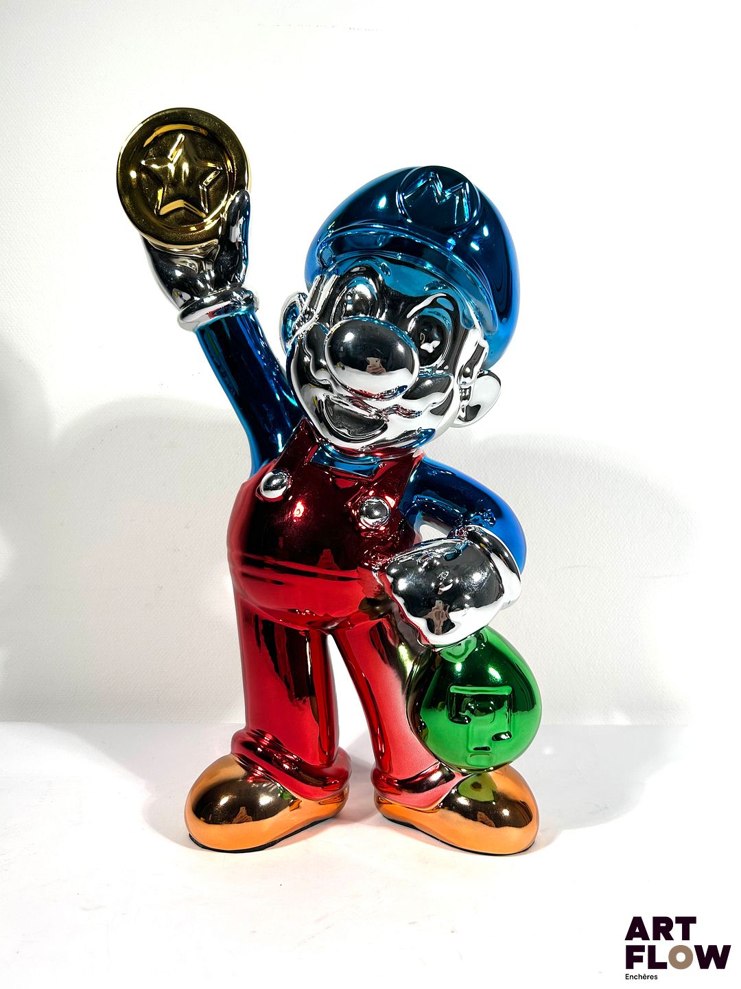 The Nineties "Mario robbed the bank" Sculpture Pop Art en résine chromée. Edition limitée, numérotée 1/2, signée, avec certificat d’authenticité. Dimensions : 38 x 18 cm