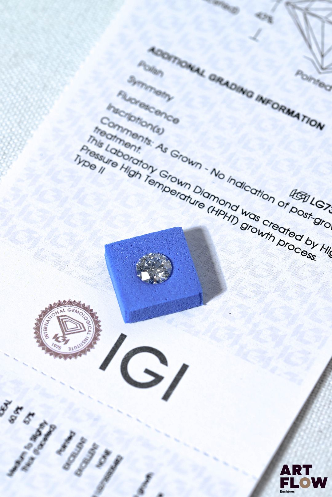 Diamant de synthèse taille ronde de 1.08 carat. Accompagné d'un certificat de laboratoire de l'IGI (international gemological Institute) précisant : Dimensions : 6.60 - 6.62 x 4.03 mm Couleur : D Pureté : VS 1 Qualité de la taille du diamant : Ideal Fluorescence : aucune