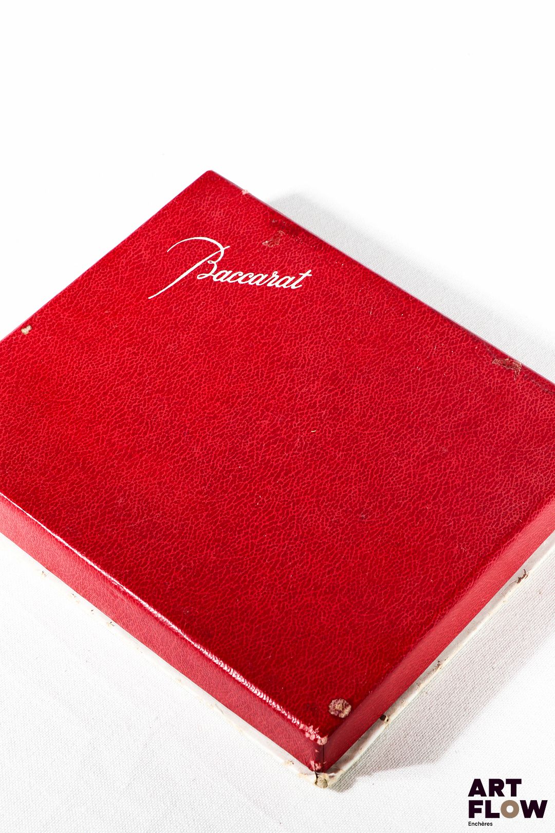 BACCARAT. Suite de 10 portes couteaux en cristal. Dans leur boîte cartonnée d'origine. Bon état général malgré quelques légers défauts (petits éclats).
