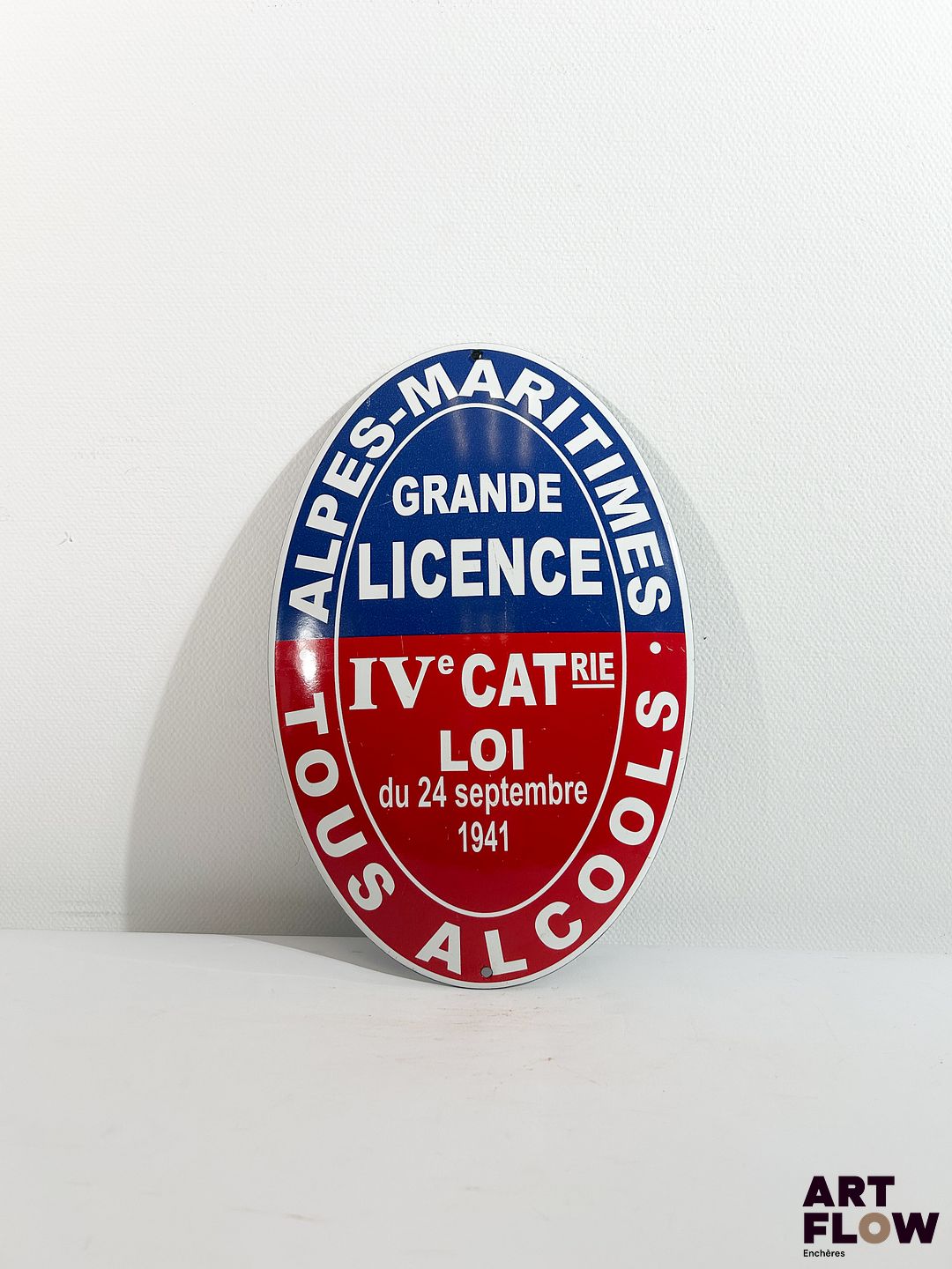 Plaque émaillée ovale réplique Licence IV Dimensions : 30 x 20 cm Petits éclats et traces de rouille - moderne