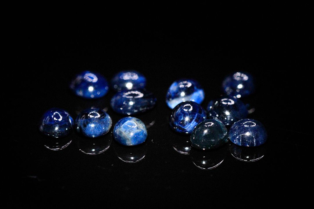 Douze saphirs cabochons ovales. 9.35 cts. Dims. moy.: 5.0mm x 4.0mm