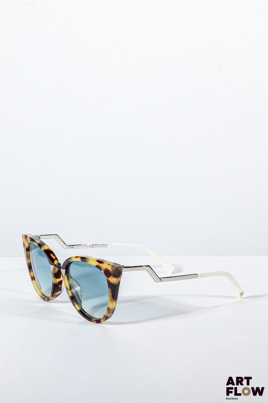 FENDI Lunettes de soleil avec monture en résine et métal argenté, verres bleus, inscription de la marque sur les branches