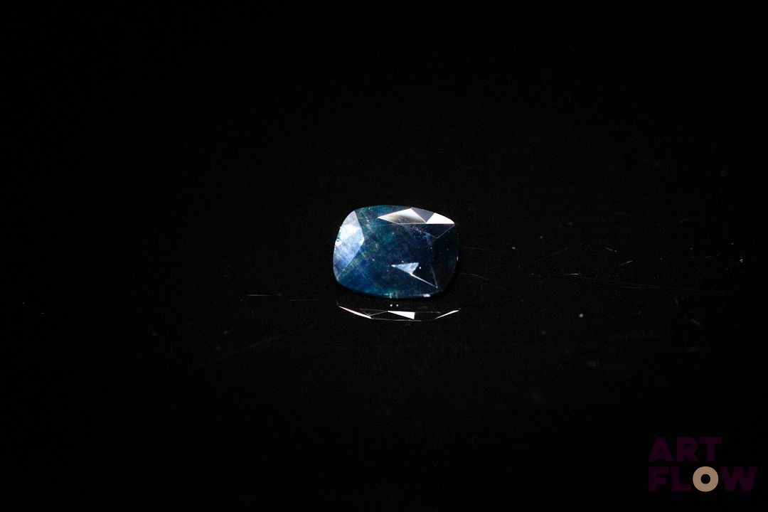 Saphir coussin. Probablement Australie. 0.96 ct. 6.8mm x 5.5mm