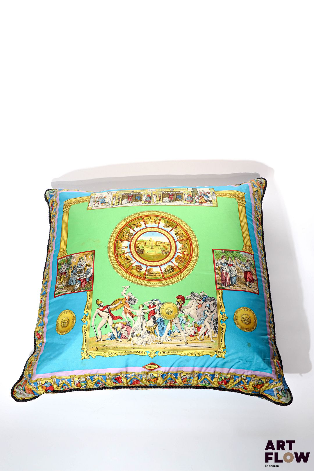 GIANNI VERSACE Très grand coussin en tissu mélangé à motif à l'antique sur fond vert et bleu 83 x 83 cm Traces d'usage (taches)