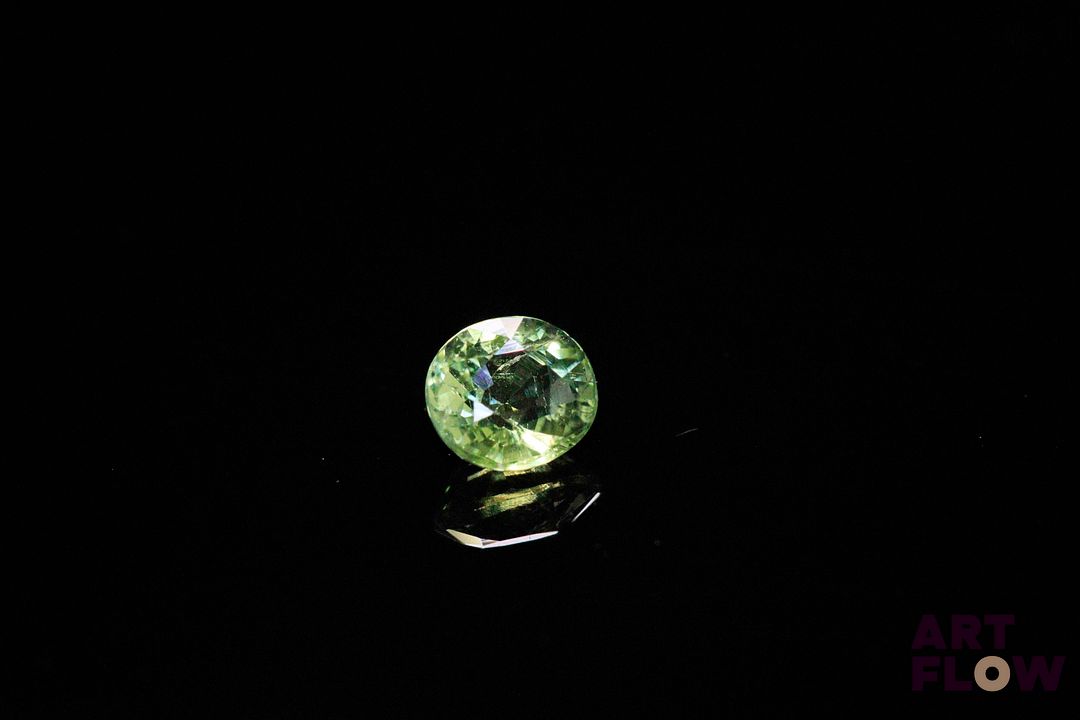 Tourmaline verte ovale. Très belle couleur, VS, non chauffée. 0.96 ct. 6.2mm x 5.7mm