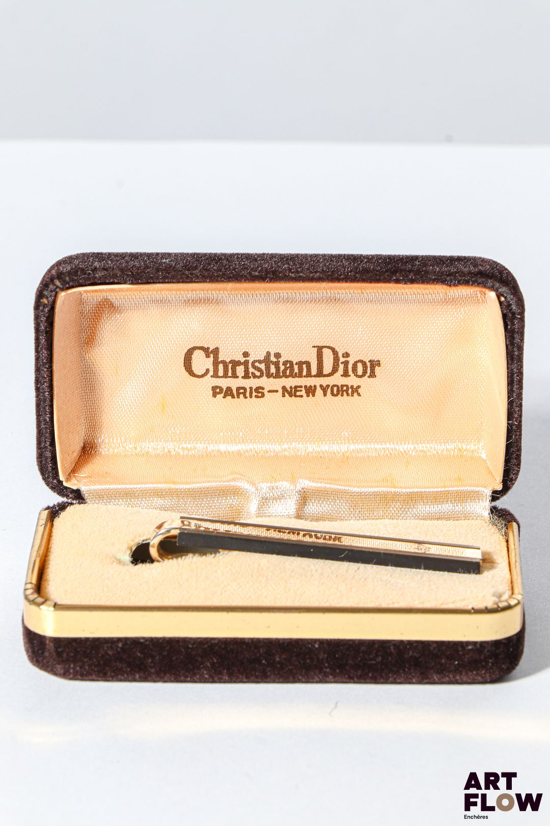 CHRISTIAN DIOR Pince à cravate en métal doré monogrammées Longueur : 5 cm Dans son écrin d'origine