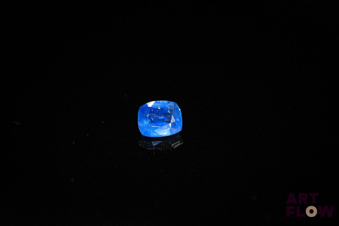 Saphir coussin. Probablement Australie. 0.57 ct. 5.2mm x 4.3mm